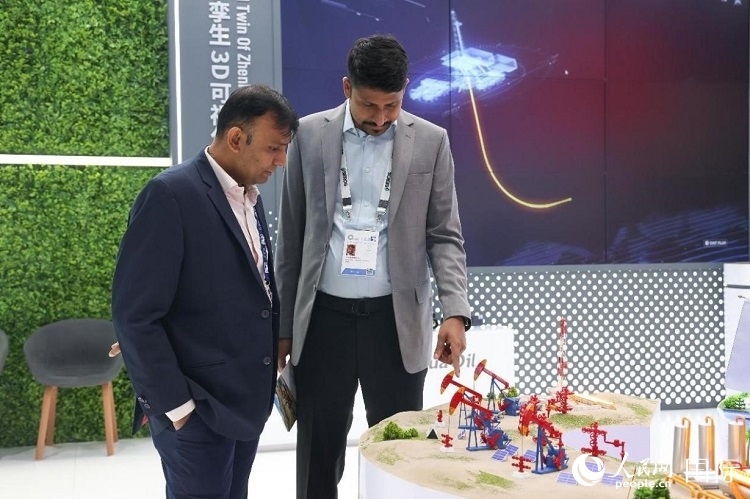 觀眾在了解中企產品。人民網記者任皓宇攝 