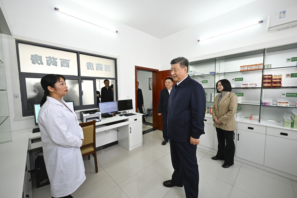 2024年11月5日，習(xí)近平在湖北省咸寧市嘉魚(yú)縣潘家灣鎮(zhèn)四邑村衛(wèi)生室考察。習(xí)近平指出：“要進(jìn)一步加強(qiáng)黨建引領(lǐng)，抓住‘一老一小’這個(gè)重點(diǎn)，更加精準(zhǔn)有效地為群眾排憂解難?！? width=