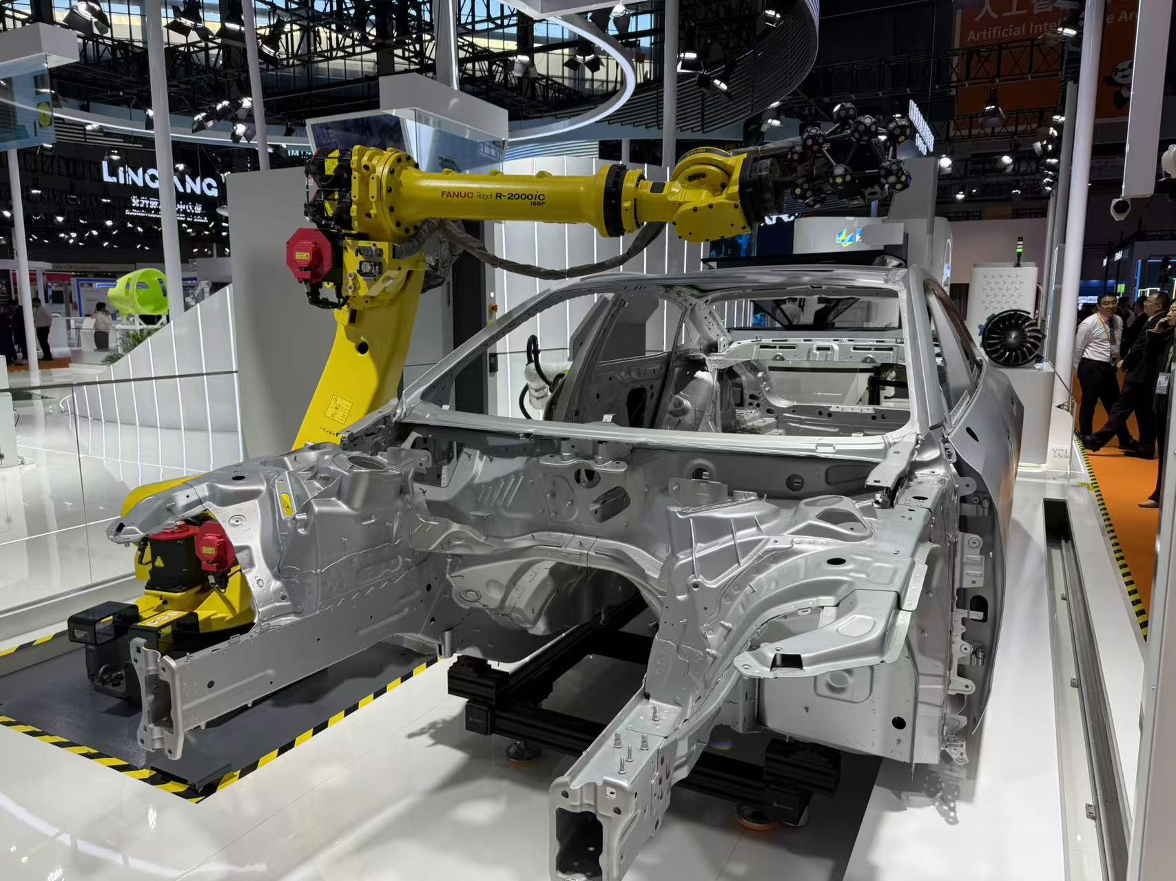 在汽車制造展區(qū)，高精度智能檢測裝備正在模擬檢測汽車車身。人民網(wǎng)記者 王仁宏攝