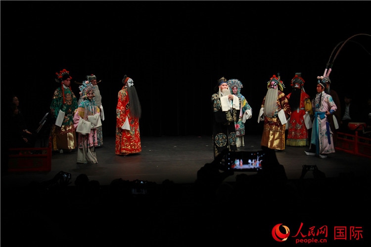 演員向觀眾謝幕。人民網記者 尚凱元攝