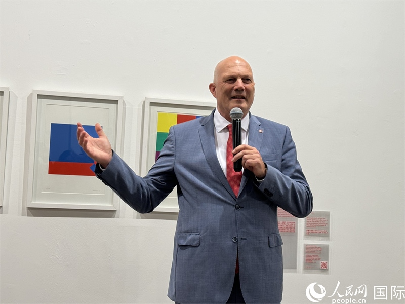 11月8日，瑞士駐華大使白瑞誼在“瑞士經(jīng)典設(shè)計展”開幕式上發(fā)表致辭。（人民網(wǎng) 謝瑩攝）