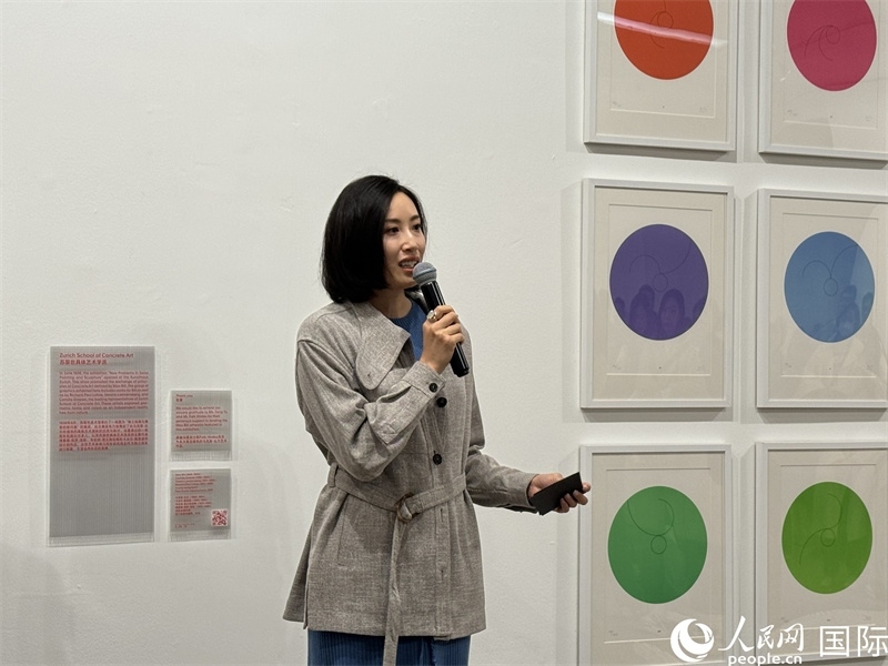 11月8日，今日美術(shù)館館長張然在“瑞士經(jīng)典設(shè)計展”開幕式上發(fā)表致辭。（人民網(wǎng) 謝瑩攝）