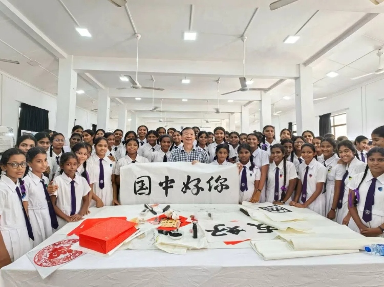 斯里蘭卡學(xué)生在系列活動中學(xué)習(xí)中國書法。圖片由主辦方提供