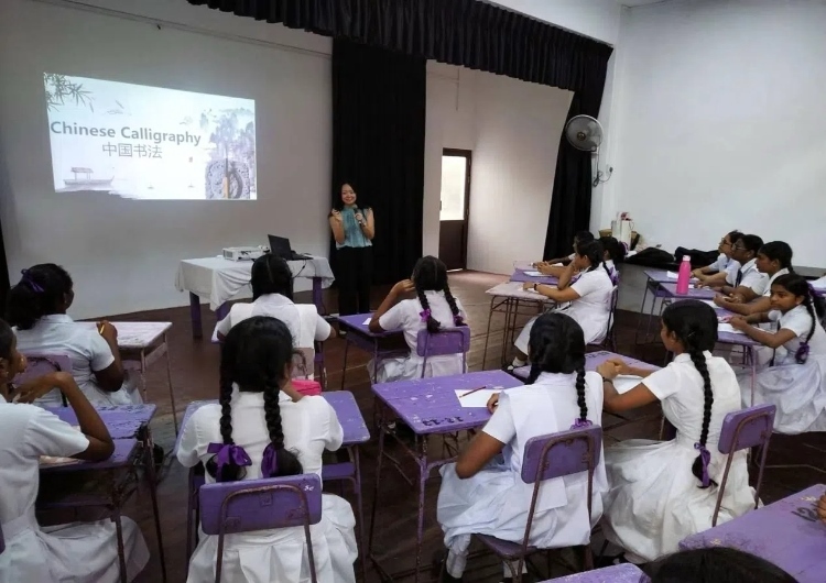 斯里蘭卡學(xué)生在系列活動中學(xué)習(xí)中國書法。圖片由主辦方提供