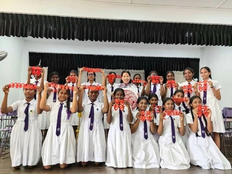 斯里蘭卡學(xué)生展示剪紙作品。圖片由主辦方提供