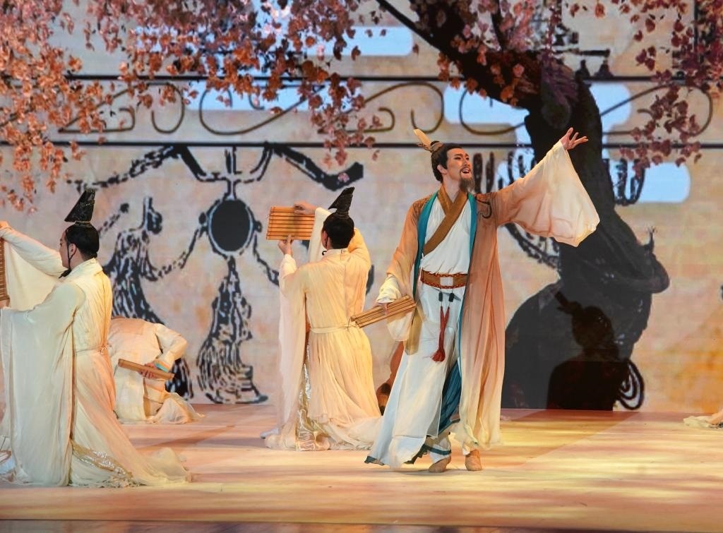 11月6日，演職人員在表演民族舞劇《孔子》片段。新華社記者 張晨霖 攝