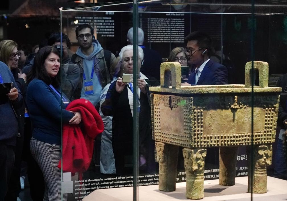 11月6日，中外嘉賓來(lái)到中國(guó)考古博物館參觀“考古與中華文明溯源展”。該展是本屆世界古典學(xué)大會(huì)推出的配套活動(dòng)之一。新華社記者 張晨霖 攝