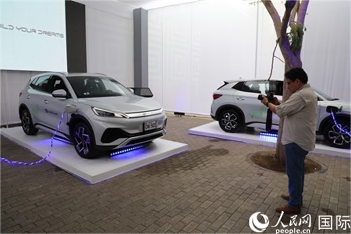 圖為秘魯媒體記者正在拍攝現(xiàn)場展出的比亞迪電動汽車。 人民網(wǎng)記者姜波攝