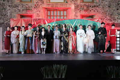 墨西哥華人婦女聯(lián)合總會木蘭藝術(shù)團的中國古代服裝表演。主辦方供圖