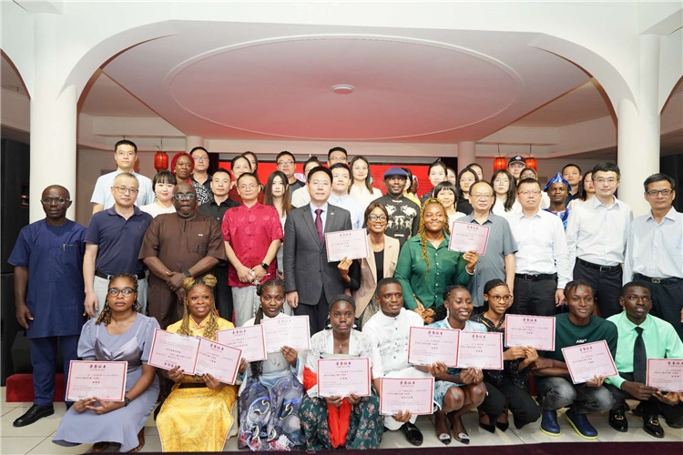 參賽選手與嘉賓合影留念。尼日利亞中國文化中心供圖