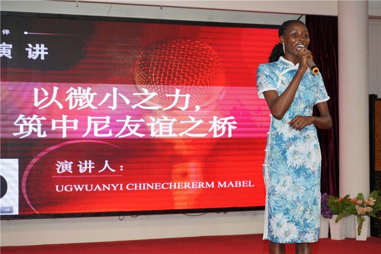 選手張佳寧演講中。尼日利亞中國文化中心供圖