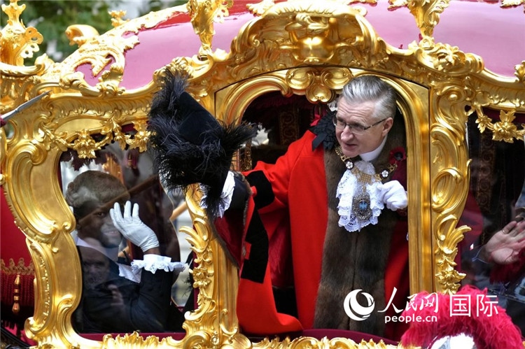 新任金融城市長阿拉斯泰爾·金向人群致意。吳若鳴攝