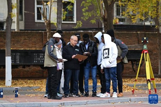 在天津鐵道職業(yè)技術(shù)學(xué)院，老師指導(dǎo)幾內(nèi)亞學(xué)員使用測(cè)距儀器（11月11日攝）。新華社記者 李然 攝