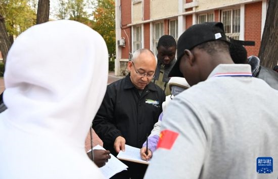 在天津鐵道職業(yè)技術(shù)學(xué)院，老師指導(dǎo)幾內(nèi)亞學(xué)員使用測(cè)距儀器（11月11日攝）。新華社記者 李然 攝