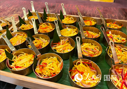 馬來(lái)西亞美食節(jié)現(xiàn)場(chǎng)準(zhǔn)備的美食。人民網(wǎng) 王婧攝