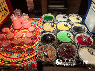 馬來(lái)西亞美食節(jié)現(xiàn)場(chǎng)準(zhǔn)備的美食。人民網(wǎng) 楊春燕攝