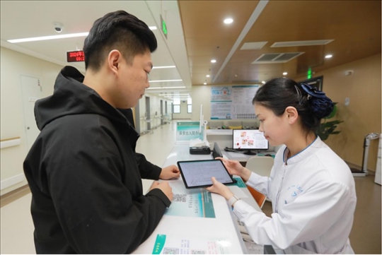 患者在護士站為家屬辦理床旁出院手續(xù)。圖片來源：山東第一醫(yī)科大學第二附屬醫(yī)院