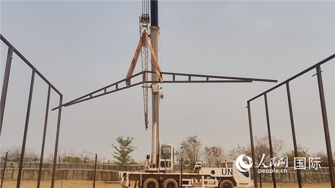 ▲吊裝洗車棚鋼架構(秦貴君攝)