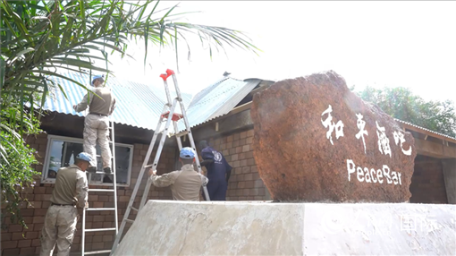 ▲搭設固定文娛設施房頂(秦貴君攝)