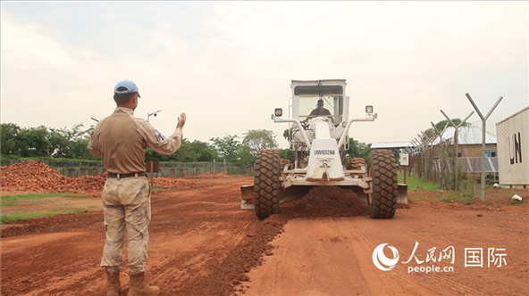 ▲常態(tài)維護營區(qū)道路(張洪奧攝)