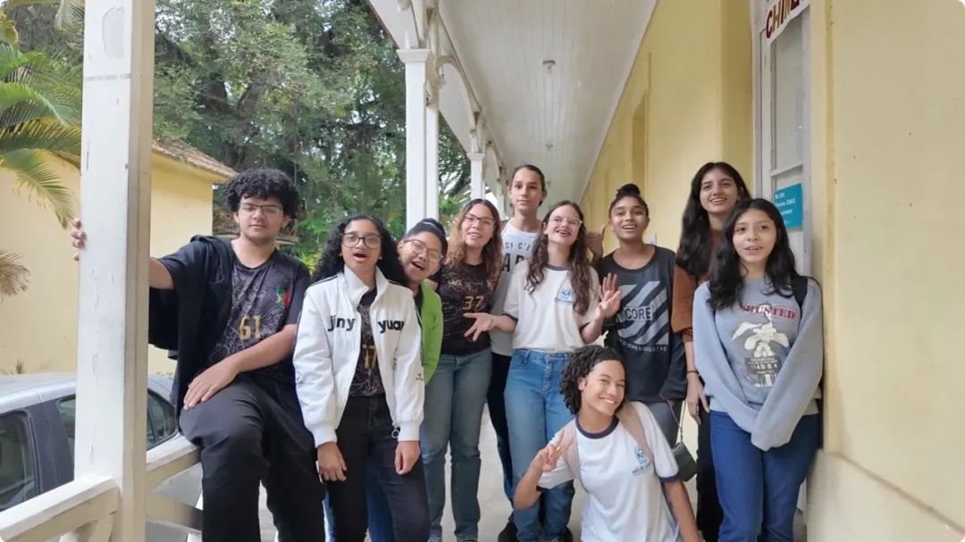 學(xué)生們用中文跟島叔問(wèn)好。作者供圖