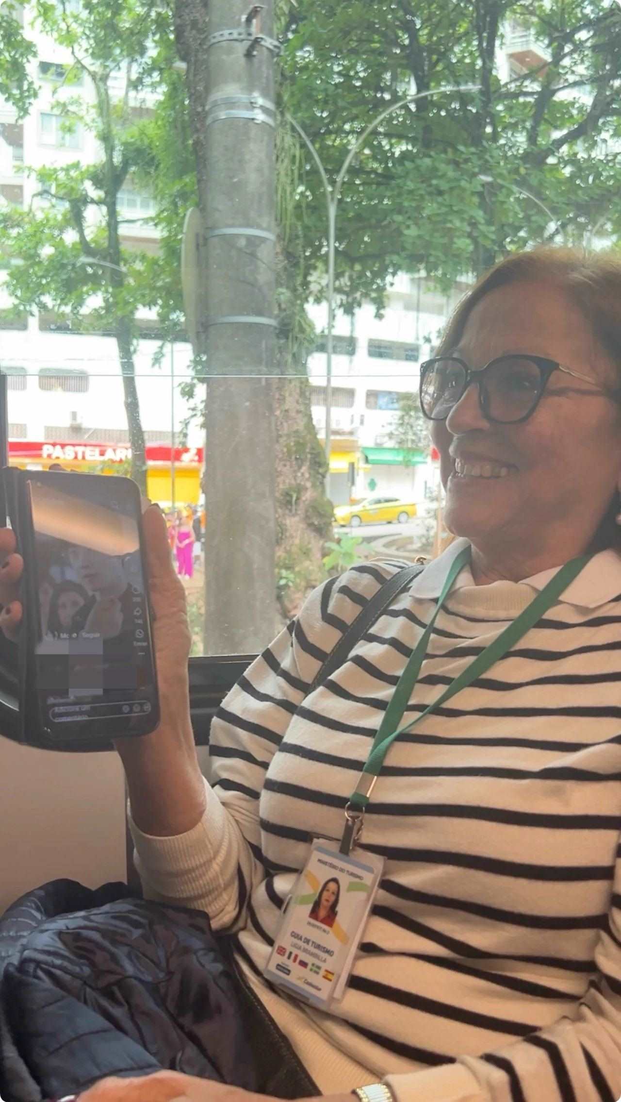 當(dāng)?shù)厝讼驆u叔展示中國(guó)網(wǎng)劇。作者供圖