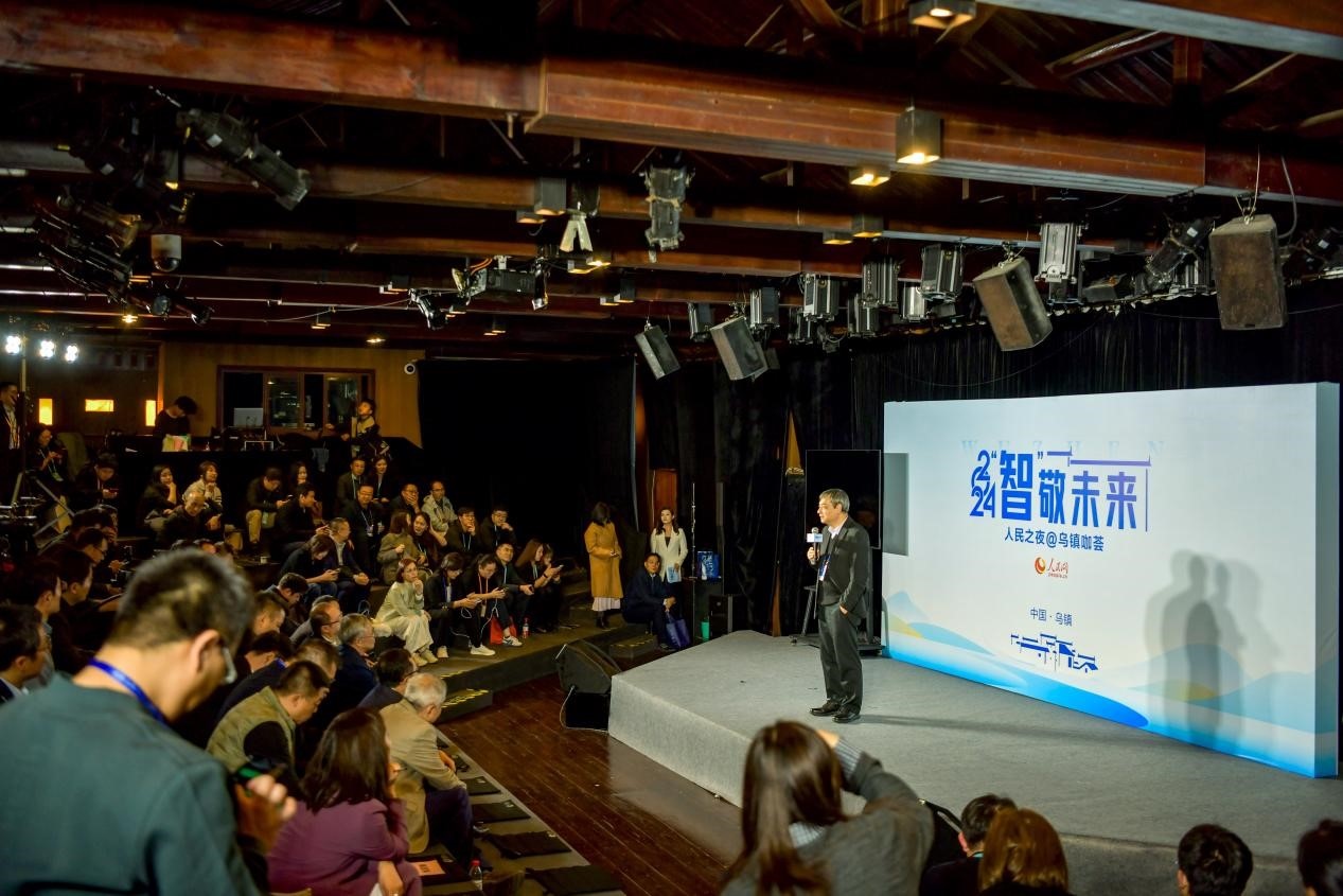 在開場環(huán)節(jié)，清華大學人工智能研究院常務副院長、教授孫茂松發(fā)言分享。人民網(wǎng)記者 任峰濤攝