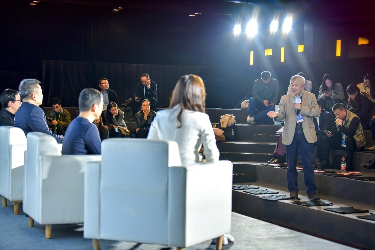 陳長汶教授與對話嘉賓現(xiàn)場互動。人民網(wǎng)記者 任峰濤攝