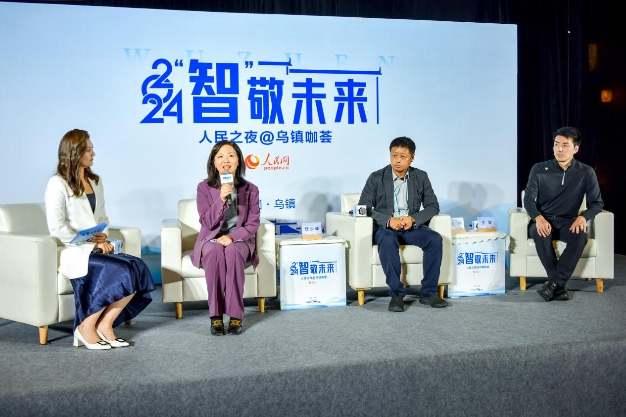 在對話環(huán)節(jié)，趣丸科技總編輯、副總裁任少峰，星云智慧機器人CEO李明，可之教育大模型創(chuàng)始人王冠討論“人工智能如何惠及大眾”。人民網(wǎng)記者 任峰濤攝