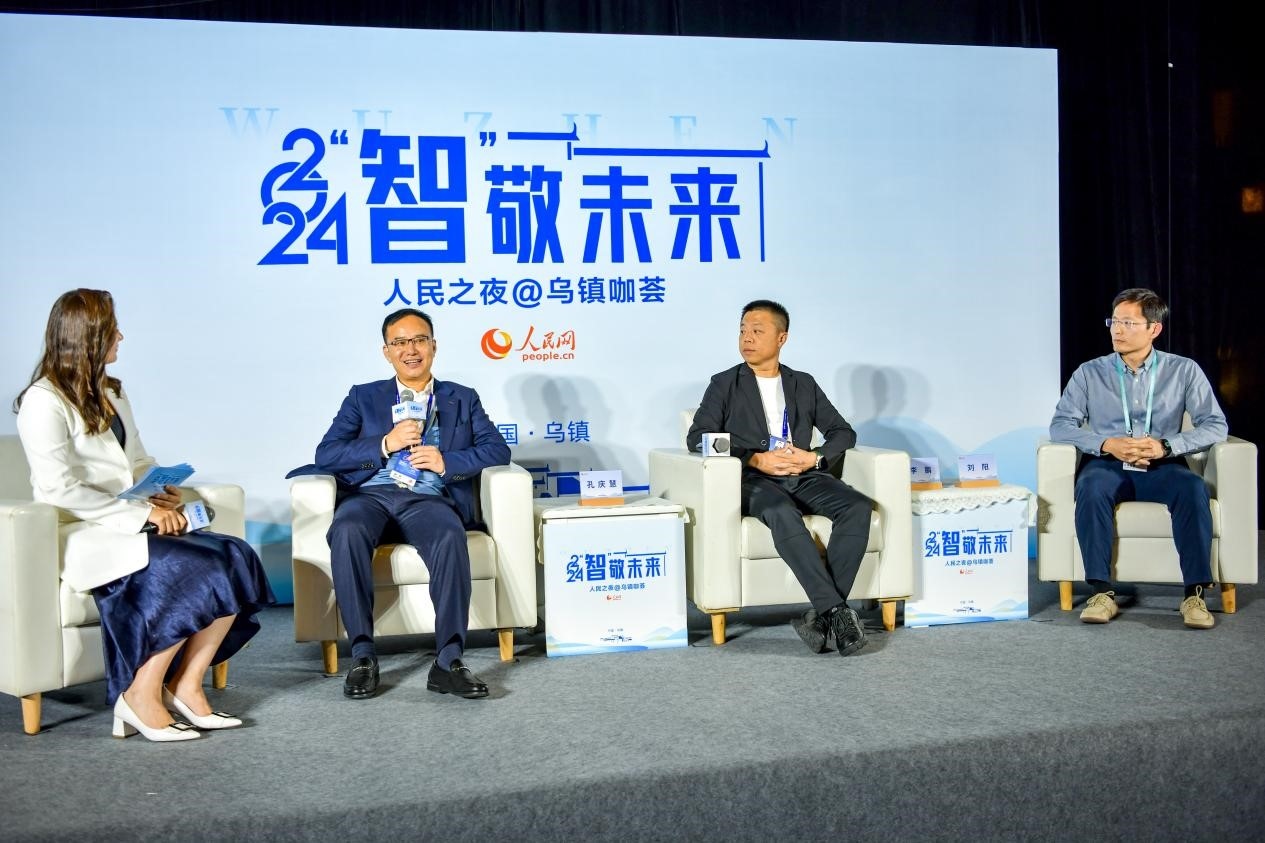 在對話環(huán)節(jié)，中國華宇集團有限公司總經(jīng)理兼華宇控股集團董事長孔慶慧，量子之歌集團創(chuàng)始人、董事長李鵬，震坤行CTO劉陽討論“AI何以重構千行百業(yè)”。人民網(wǎng)記者 任峰濤攝