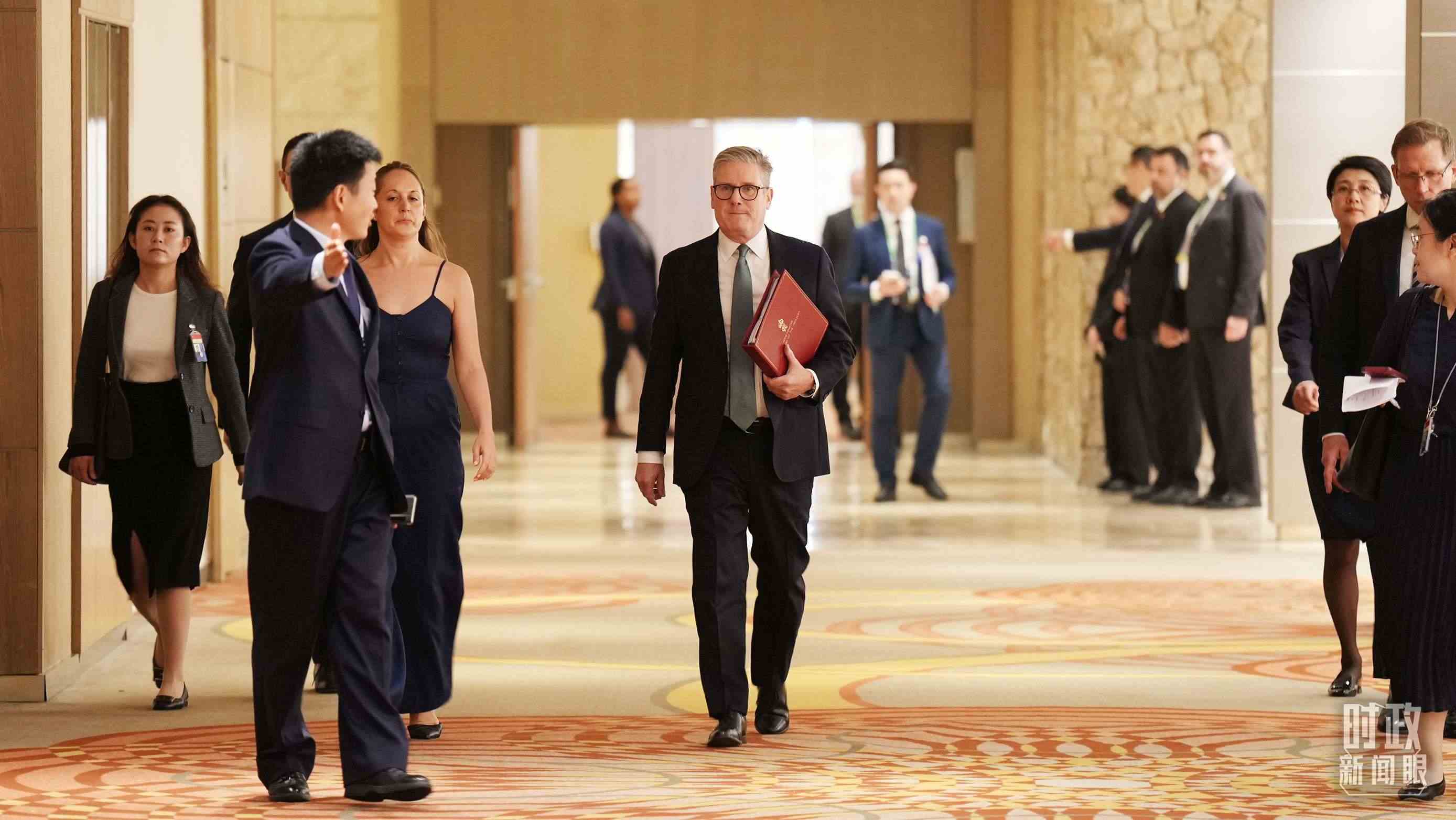 英國首相斯塔默抵達會見現(xiàn)場，這是他首次同習主席面對面交流。