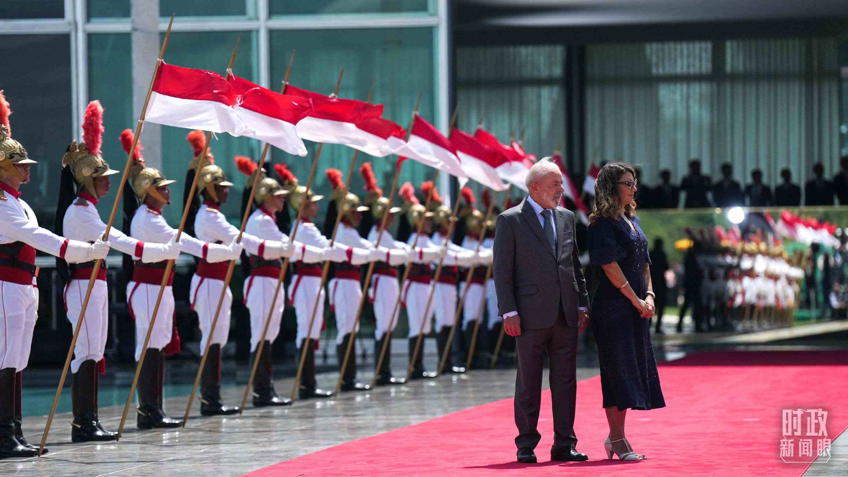 巴西總統(tǒng)盧拉和夫人羅桑等候習主席到來。