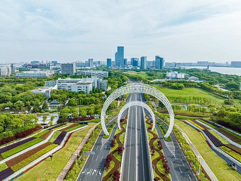 圖為蘇州工業(yè)園區(qū)星湖街鋼結(jié)構(gòu)雕塑。