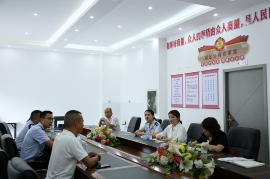 榕江縣稅務(wù)局在園區(qū)協(xié)商議事室協(xié)調(diào)解決企業(yè)訴求。黔東南州稅務(wù)局供圖