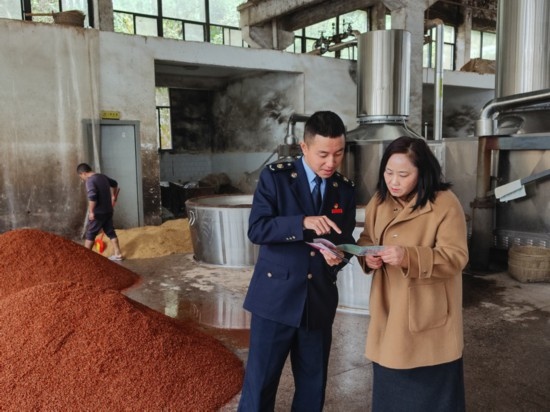 鎮(zhèn)遠(yuǎn)縣稅務(wù)局在酒企宣傳調(diào)研。黔東南州稅務(wù)局供圖