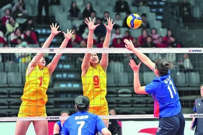 11月27日，山東隊(duì)球員李晨瑄（中）、李美君（左）在比賽中攔網(wǎng)。新華社發(fā)