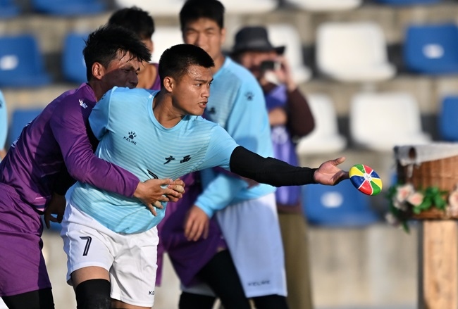 11月28日，花炮半決賽，廣西隊(duì)與海南隊(duì)展開激烈角逐。新華社記者 郭程攝