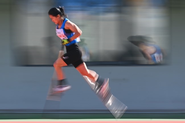 11月28日，海南隊(duì)選手吳明芬在高腳競(jìng)速比賽中。新華社記者 杜子璇攝