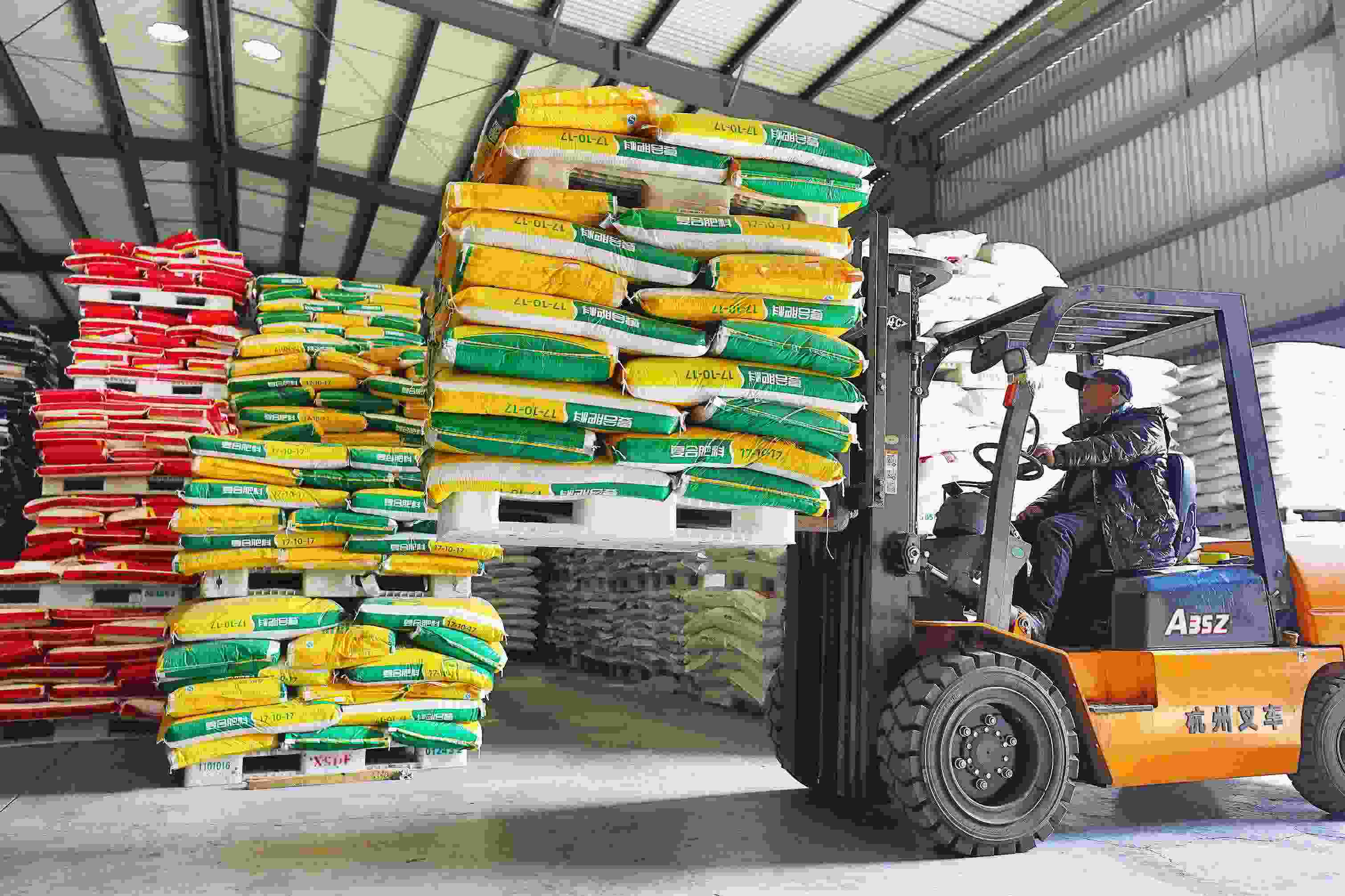 2023年2月15日，在浙江義烏供銷聯(lián)社的農(nóng)資貯存?zhèn)}庫(kù)，工作人員正在調(diào)運(yùn)復(fù)合肥料等農(nóng)資。