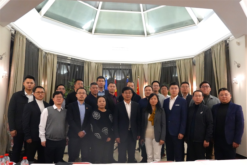 集體合照。中國駐烏克蘭大使館供圖