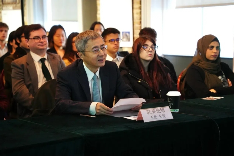 中國(guó)駐英國(guó)大使館公使王起發(fā)表講話。吳若鳴攝
