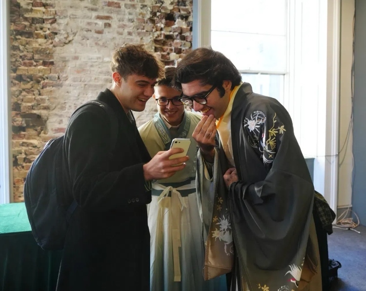 英國(guó)學(xué)生感受漢服魅力。吳若鳴攝