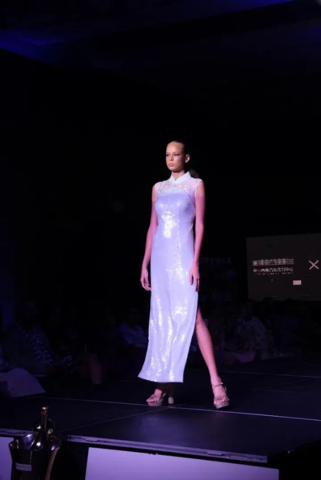 模特展示新中式禮服。顏李芳攝