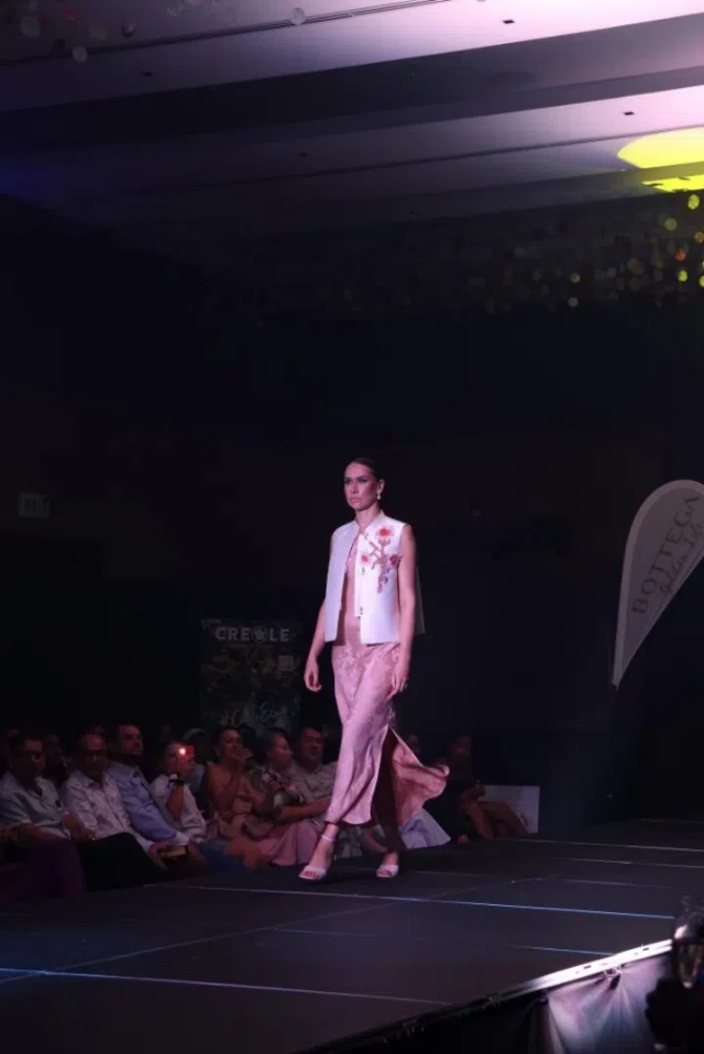 模特展示新中式禮服。顏李芳攝