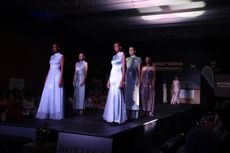 模特展示新中式禮服。顏李芳攝