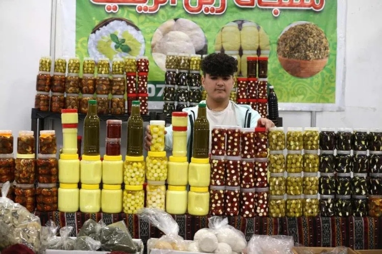 一名展商在展示各式各樣的橄欖制品。納達(dá)爾·達(dá)烏德攝