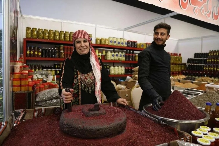 制作辣椒末的當(dāng)?shù)貗D女。納達(dá)爾·達(dá)烏德攝