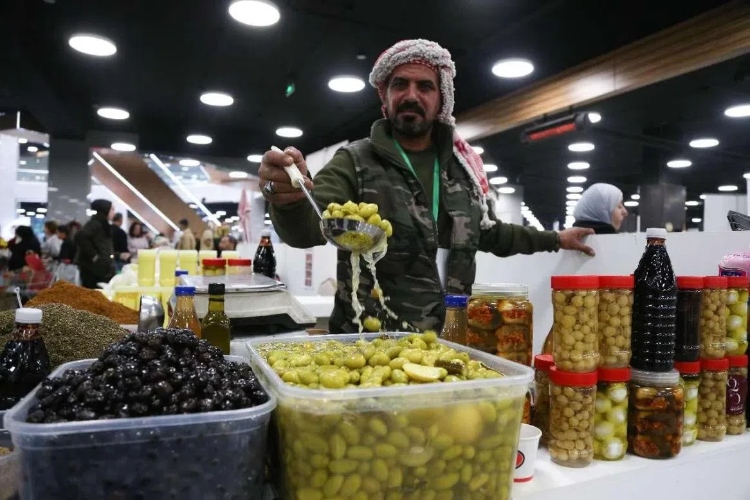 一位展商展示腌橄欖。納達(dá)爾·達(dá)烏德攝