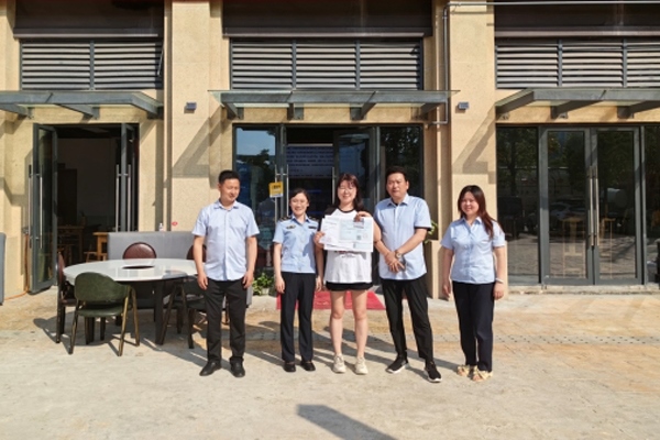 當?shù)毓ぷ魅藛T上門為經(jīng)營者送來了證件。蒼溪縣行政審批和數(shù)據(jù)局供圖