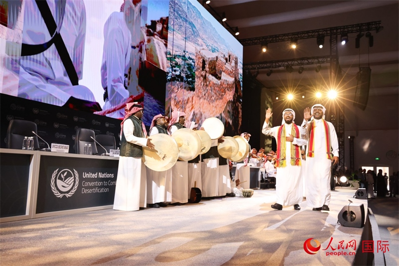 《聯(lián)合國防治荒漠化公約》第十六次締約方大會(huì)2日開幕。圖為開幕式表演。人民網(wǎng)記者任皓宇攝
